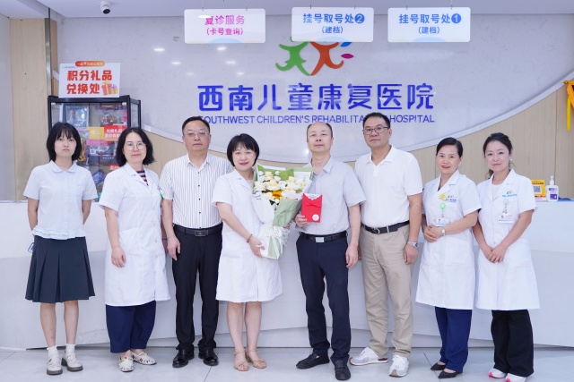 <b>高新医学会领导莅临我院开展医师节走访慰问活动</b>